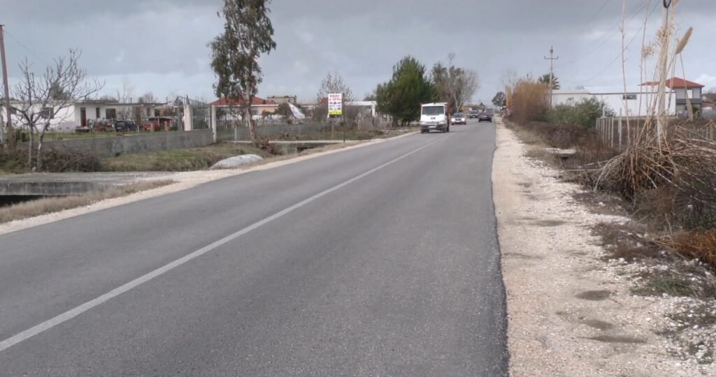 INVESTIGIM: Rruga që pret verën, por nuk përfundon: Fier–Seman ende në ngërç INVESTIGIM: Rruga që pret verën, por nuk përfundon: Fier–Seman ende në ngërç