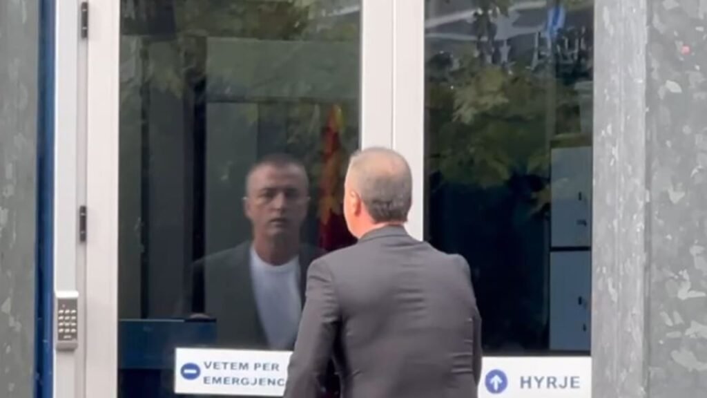 Tërmet Peçi mbi një orë në SPAK, deputeti i PS shmang komentet: “Të fala Ristanit”