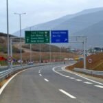 Aksident i rëndë në aksin Elbasan Tiranë përplasen 10 automjete tre makina ngrihen mbi njëra tjetrën dhe bllokohet qarkullimi