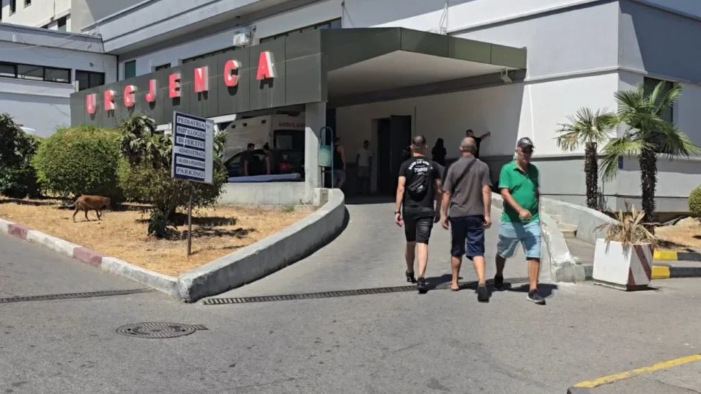 Durrës 15 vjeçari i goditur me thikë nga bashkëmoshatari del nga intubimi dhe gjendja e tij po përmirësohet