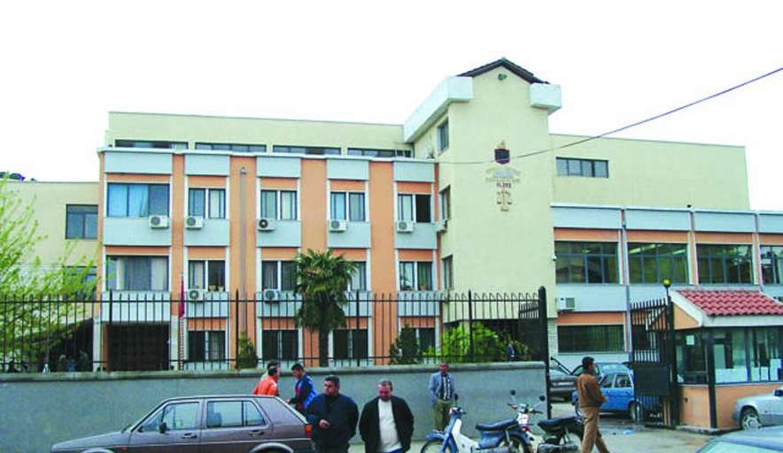 Avokati nën hetim për mashtrim në Vlorë