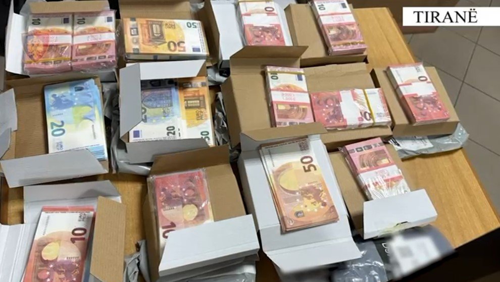 Finalizohet operacioni “Wrong Delivery” në Tiranë, arrestohen 4 persona dhe shpallet në kërkim një tjetër për falsifikim kartëmonedhash euro