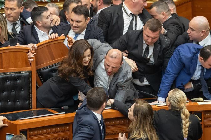 Kaos dhe akuza të rënda në Kuvend: opozita u përplas me gardën, Shabani u betua nën flakadanë Kaos dhe akuza të rënda në Kuvend: opozita u përplas me gardën, Shabani u betua nën flakadanë