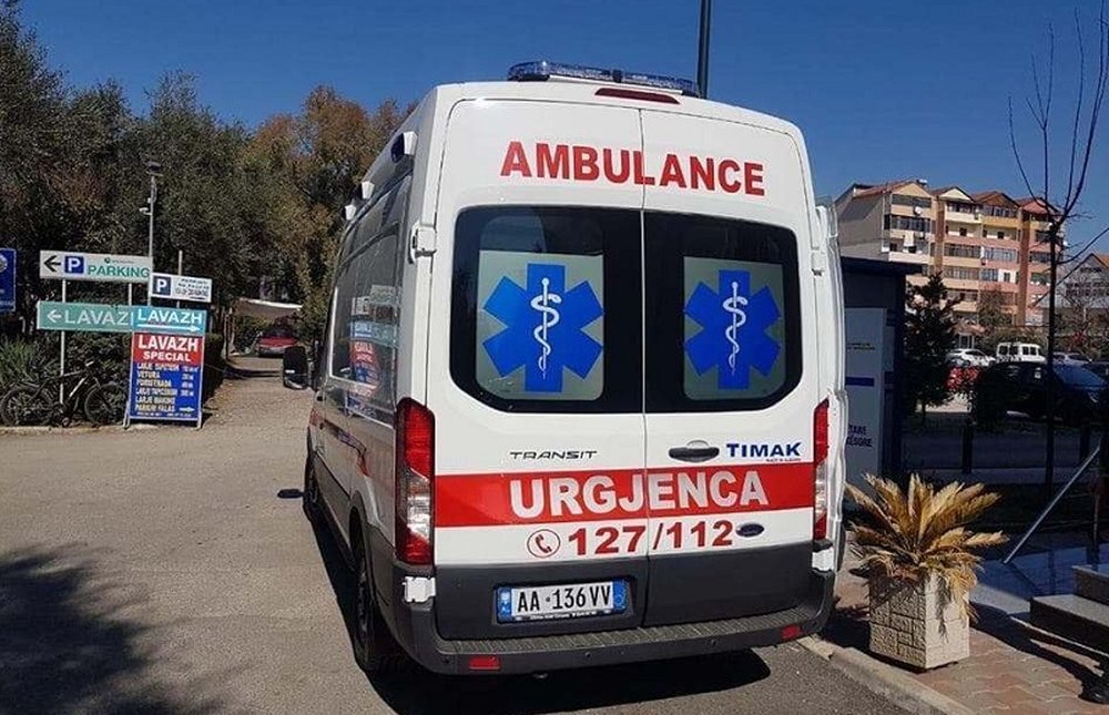 Aksident në Korçë, makina përplas motorin, një person në spital
