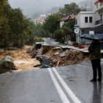 Nata e tmerrit në Greqi! Stuhia “Byron” përmbyt vendin, uji vërshon nëpër shtëpi, rrugët kthehen në lumenj, kaos dhe shkatërrim