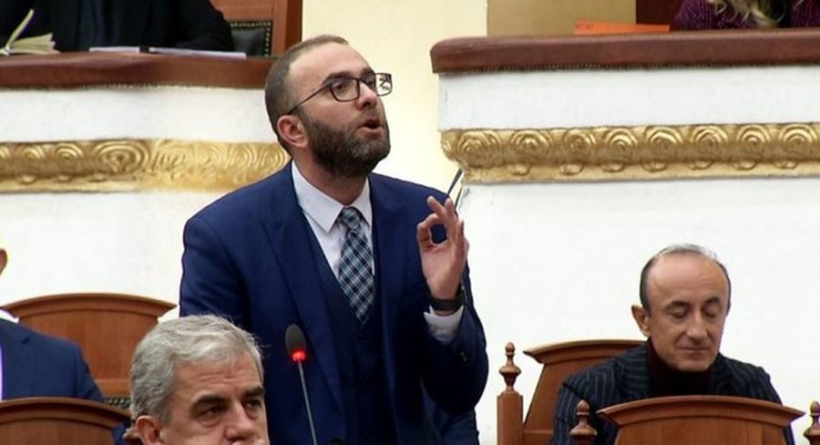 “Niko e ka mbyllur USB-në në kasafortë”, Gaz Bardhi reagon pas Berishës: Korrupsioni i Edi Ramës është sheshit, jepni provat që SPAK i dërgoi Kuvendit