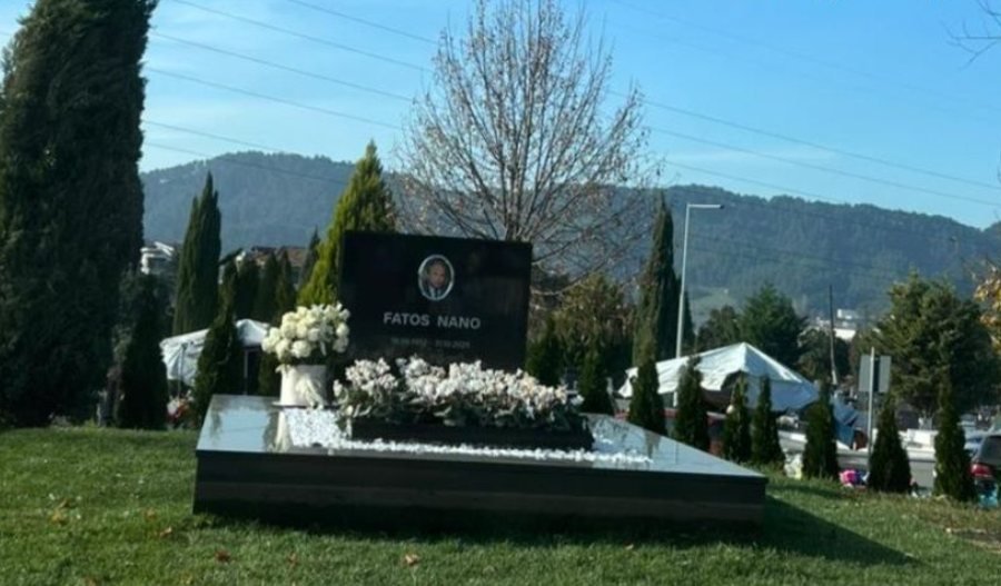 Aktivistja ndalet pranë varrit të Fatos Nanos: Nuk kishte lapidar, por një mermer të thjeshtë