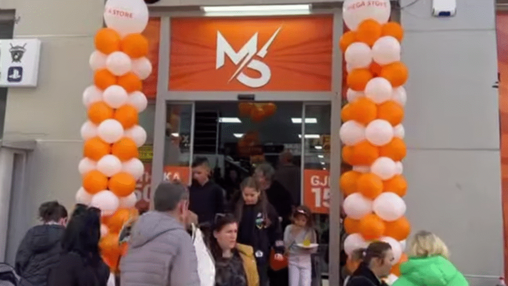 Megastore hap dyqanin e ri në Fier pika e madhe ku çdo produkt shitet për 150 lekë