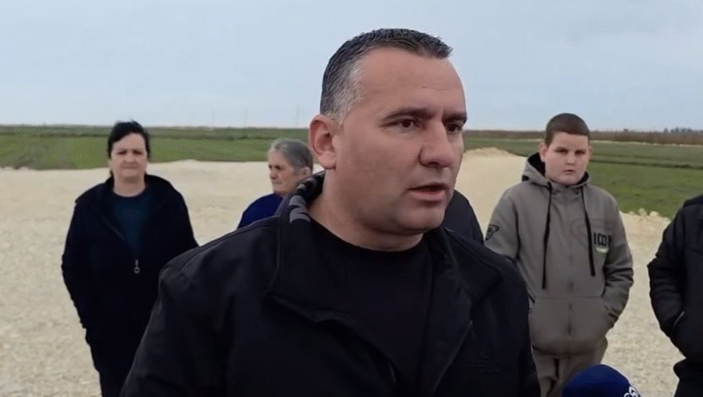 Banorët në Levan protestojnë për tokat e Boçovës thonë se pronat e tyre janë kaluar me certifikatë tek një kompani ndërtimi