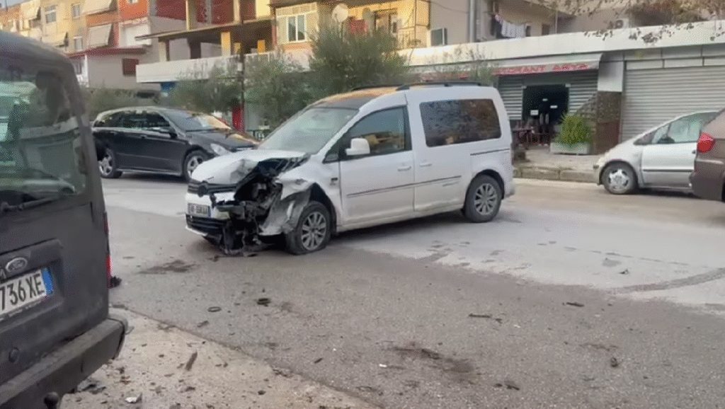 Aksident në Unazën Jugore të Fierit, një person dërgohet në spital