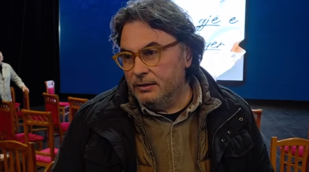 Premiera e monodramës “Çdo gjë e shkëlqyer” emocionon publikun fierak