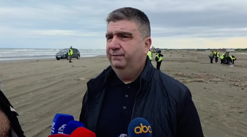 Subashi nis pastrimin e mbetjeve të sjella nga lumenjtë dhe moti i keq, qytetarët pyesin: Ku do të dërgohen? Subashi nis pastrimin e mbetjeve të sjella nga lumenjtë dhe moti i keq, qytetarët pyesin: Ku do të dërgohen?