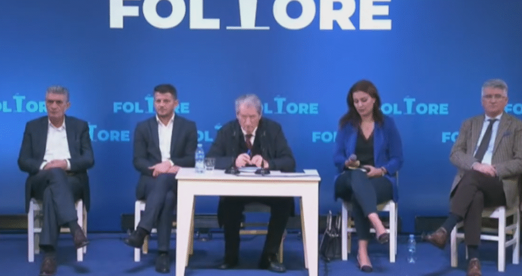 Sali Berisha vijon turin me demokratët, takim me simpatizantët në Mirditë Sali Berisha vijon turin me demokratët, takim me simpatizantët në Mirditë