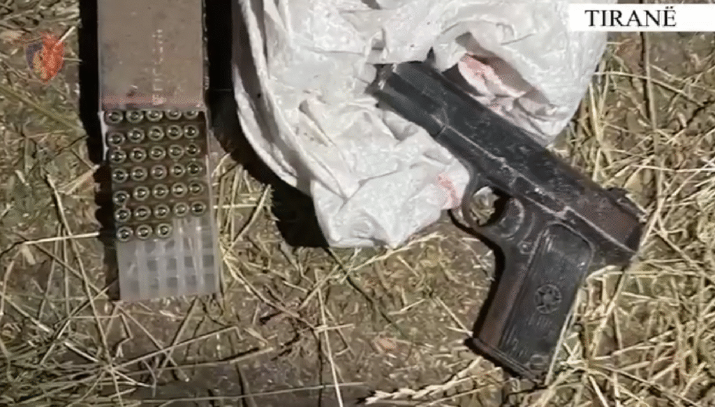 Arrestohen dy të rinj në Tiranë, u sekuestrohen 4 armë zjarri dhe municion luftarak