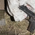 Arrestohen dy të rinj në Tiranë, u sekuestrohen 4 armë zjarri dhe municion luftarak