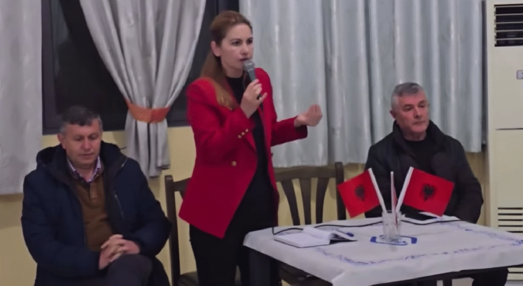 Banorët e Kreshpanit shpërthejnë në pakënaqësi: “Na morën votat dhe na lanë në baltë” Banorët e Kreshpanit shpërthejnë në pakënaqësi: “Na morën votat dhe na lanë në baltë”