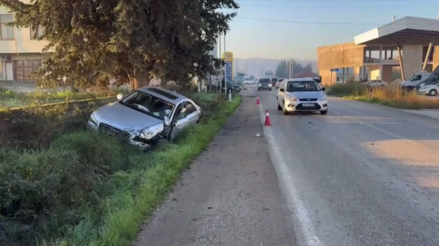 Aksident në aksin Fier–Levan, autobusi përplaset me një Audi automjeti përfundon në kanal, pa të lënduar Aksident në aksin Fier–Levan, autobusi përplaset me një Audi automjeti përfundon në kanal, pa të lënduar
