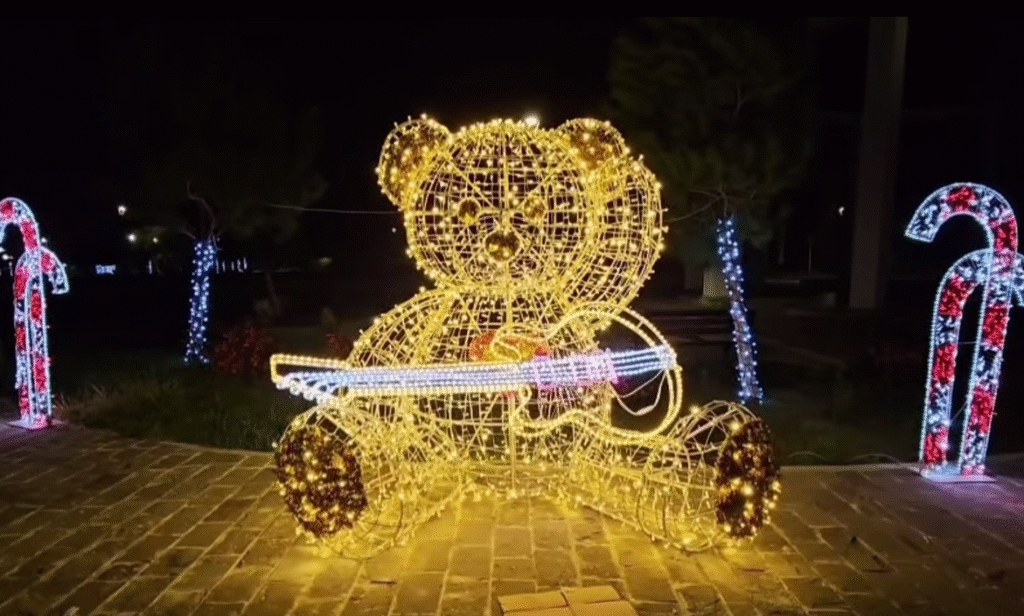 Kuçovë: Ndezja e dritave shumëngjyrëshe sjell atmosferën festive në qytetin e naftëtarëve! ! Kuçovë: Ndezja e dritave shumëngjyrëshe sjell atmosferën festive në qytetin e naftëtarëve! !