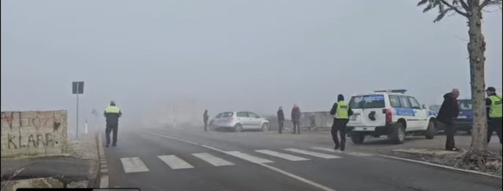 Përplasje e fortë në aksin Peshkopi–Maqellarë plagoset çift që udhëtonte me Golf, dërgohet me urgjencë në spital Përplasje e fortë në aksin Peshkopi–Maqellarë plagoset çift që udhëtonte me Golf, dërgohet me urgjencë në spital