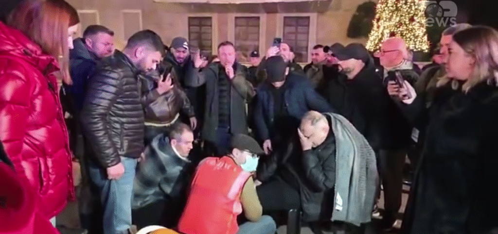 Tension para Kryeministrisë Shqipëria Bëhet: Policia dhunoi protestuesin, i thyen këmbën