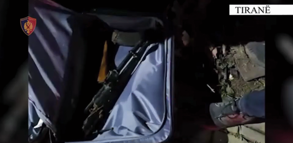 Kallashnikov në valixhe pranë terminalit të autobusëve, arrestohet 24-vjeçari nga Bathorja