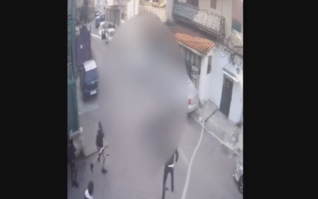 Përleshje mes gjimnazistëve në Vaun e Dejës, nxirren thikat pas mësimit; kalimtarja shmang përshkallëzimin