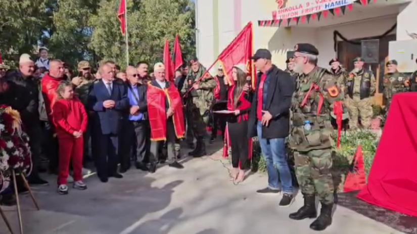 Skulpturë e Adem Jasharit vendoset në oborrin e shkollës 9-vjeçare të Hamilit, vepër e Gazi Gegës