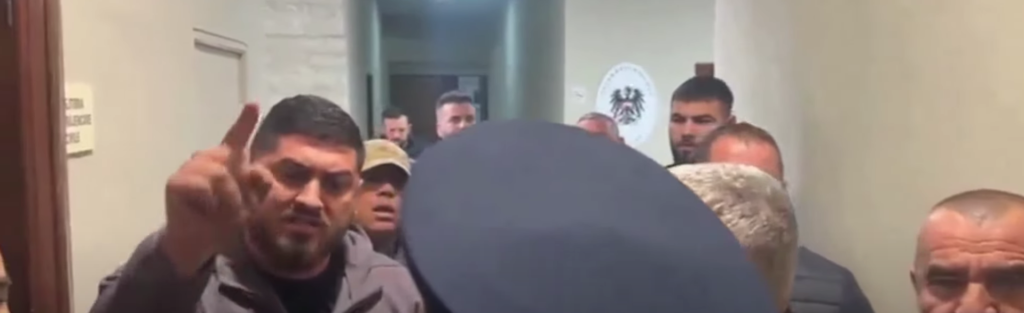 Tensione në mbledhjen e Këshillit Bashkiak të Vlorës, shoferët e autobusëve kërkojnë takim me kryetaren