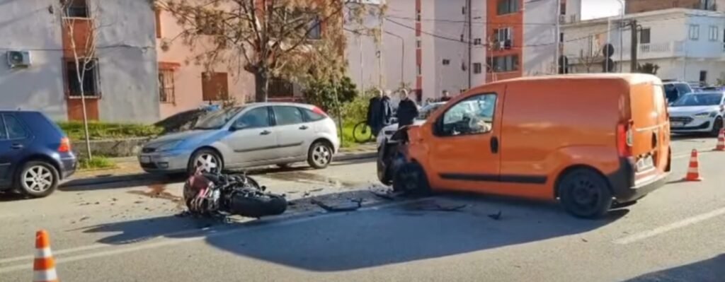 Lushnjë, aksident në unazën e qytetit, plagoset rëndë drejtuesi i motorit