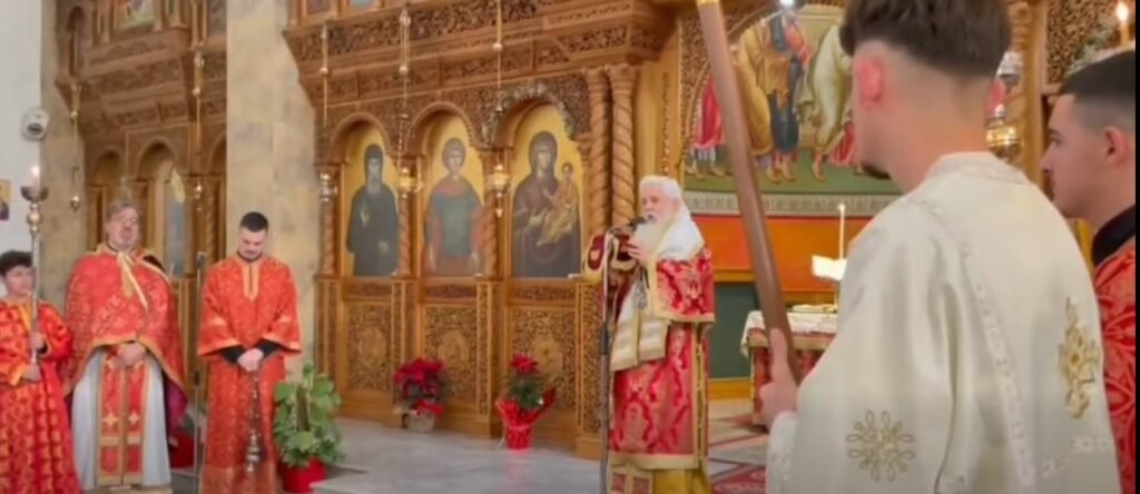 Fier – Kisha e Shën Gjergjit, mes lutjeve dhe ndezjes së qirinjve nga besimtarët për Krishtlindje !