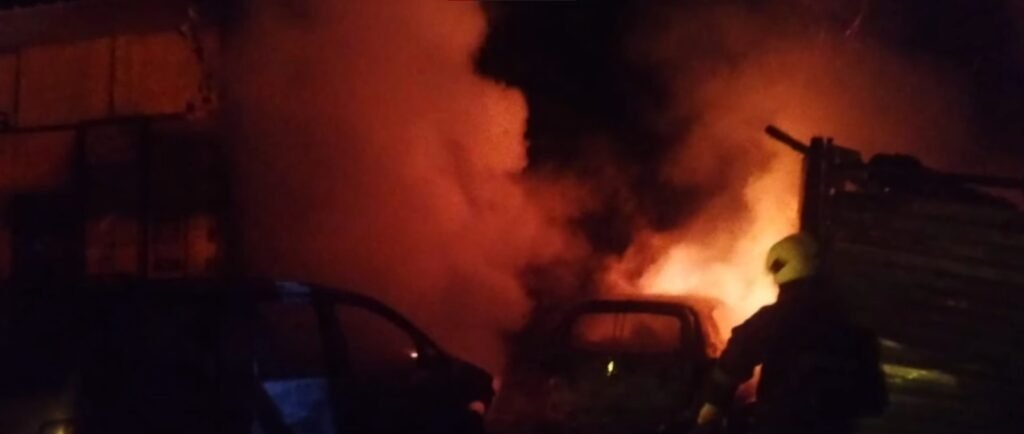 Flakë gjatë natës në Xhyrë, shkrumbohen një kioskë dhe dy makina pranë rrugës Librazhd–Përrenjas