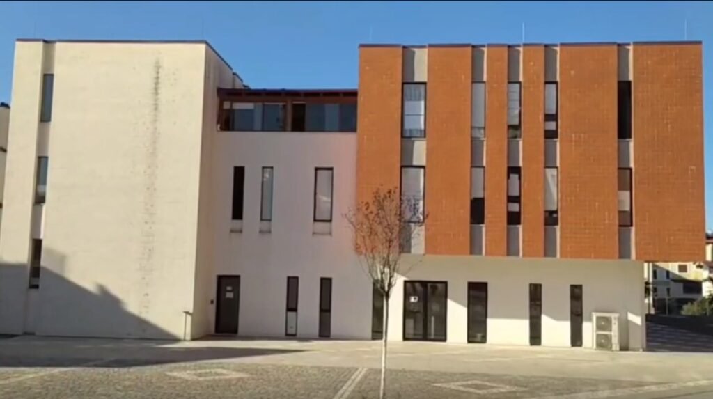 29 familje në Roskovec marrin banesat e reja, bashkia u dorëzon çelësat e apartamenteve