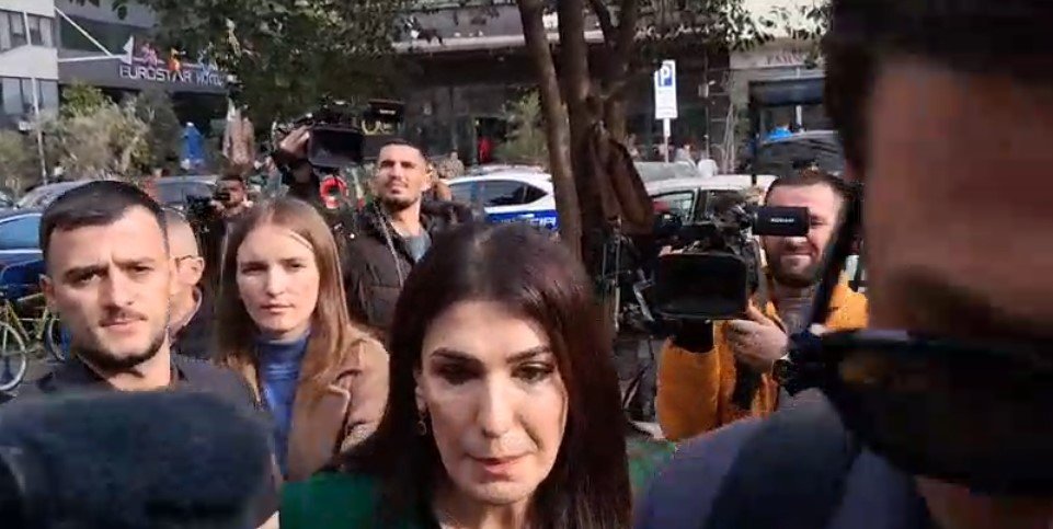 Aksioni ndaj AKSHI-t/ GJKKO heq ndalimin për dalje nga vendi për zv.drejtorin e Policisë së Tiranës, por lë në fuqi pezullimin nga detyra