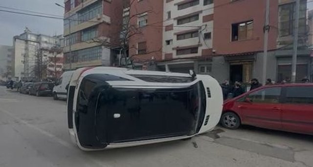 Makina u përmbys në mes të rrugës në Korçë, çifti shpëtoi me lëndime të lehta Makina u përmbys në mes të rrugës në Korçë, çifti shpëtoi me lëndime të lehta