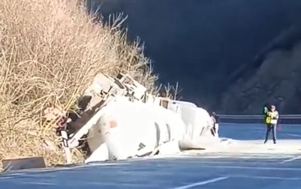 Aksident në Qafë Thanë, rrëzohet autoboti me gaz dhe mbyllet lidhja rrugore Shqipëri–Maqedoni e Veriut