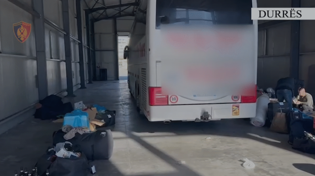 Sekuestrohen drogë, armë dhe para në një autobus në Durrës, shoferi përfundon në pranga
