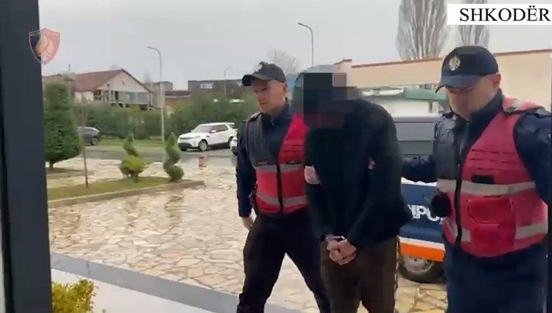 Arrestohet 26-vjeçari që qëlloi me armë zjarri në ajër gjatë një konflikti në Shkodër Arrestohet 26-vjeçari që qëlloi me armë zjarri në ajër gjatë një konflikti në Shkodër