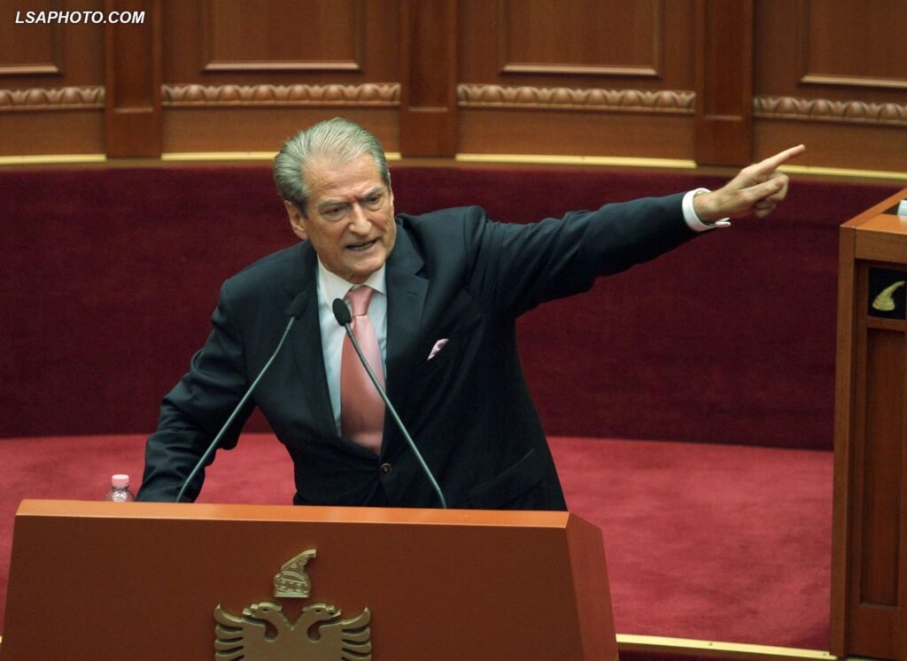 Berisha akuzon mazhorancën për manipulim të votimeve zgjedhjet e 11 majit i quan farsë dhe thotë se krimi solli në Kuvend 28 deputetë Berisha akuzon mazhorancën për manipulim të votimeve zgjedhjet e 11 majit i quan farsë dhe thotë se krimi solli në Kuvend 28 deputetë