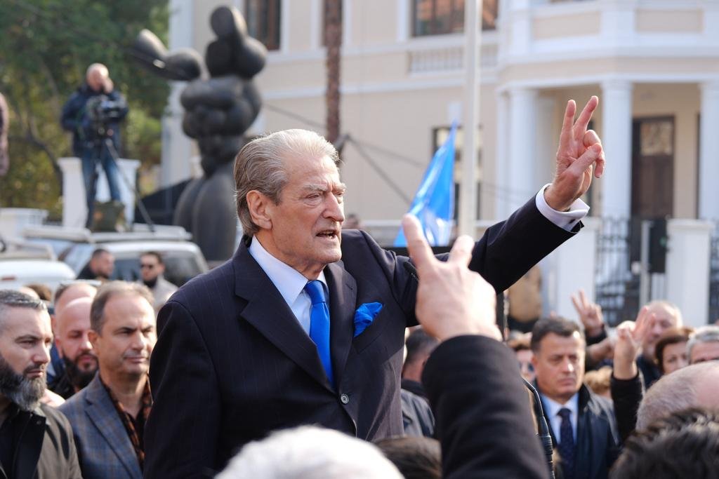 PD zhvillon protestën e radhës në Tiranë policia publikon listën e rrugëve që do të bllokohen