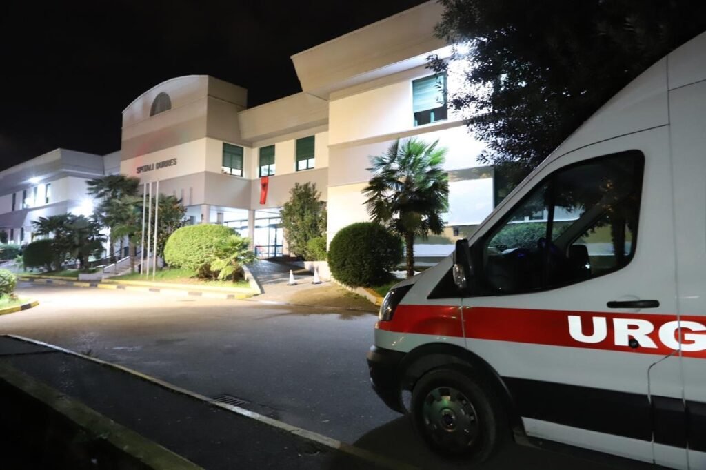 Durrës, detaje nga plagosja me thikë në zonën e Plazhit, 45-vjeçari i nënshtrohet ndërhyrjes kirurgjikale