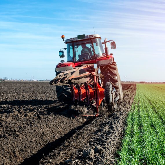 Fermeri humb jetën teksa ishte duke punuar tokën me traktor