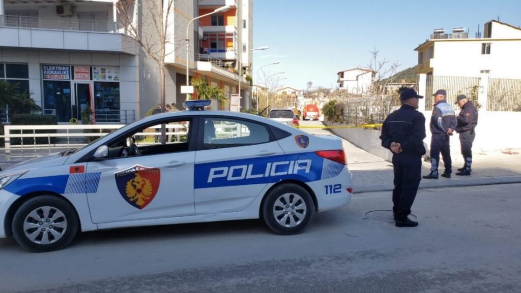 Kapet duke vjedhur arkën e kishës në Finiq, arrestohet 56 vjeçari i dyshuar për tre grabitje të tjera Kapet duke vjedhur arkën e kishës në Finiq, arrestohet 56 vjeçari i dyshuar për tre grabitje të tjera
