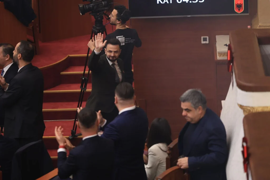 Shabani mori detyrën mes kaosit parlamentar, betimi u shoqërua me përplasje politike Shabani mori detyrën mes kaosit parlamentar, betimi u shoqërua me përplasje politike