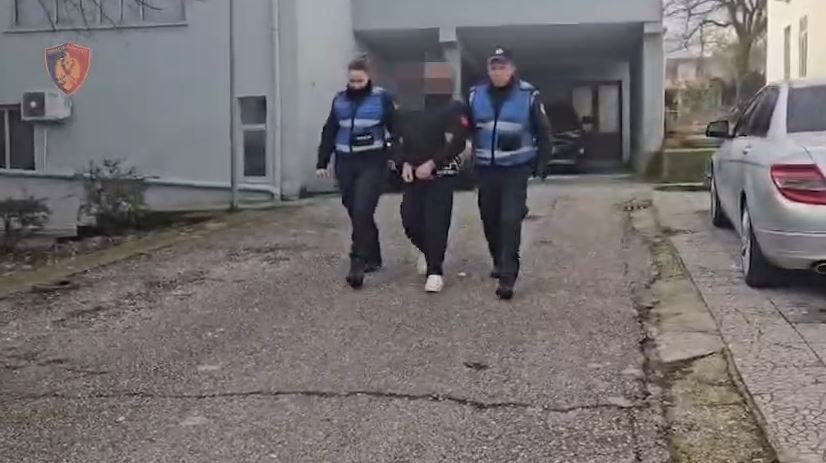 Tre të arrestuar dhe një në kërkim në Gjirokastër, akuzohen për dhënie parash me fajde dhe pastrim parash Tre të arrestuar dhe një në kërkim në Gjirokastër, akuzohen për dhënie parash me fajde dhe pastrim parash