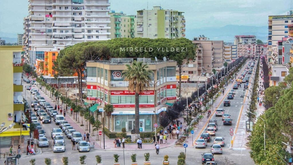 Në Fier të “groposin” po parkove gabim, vajza denon babanë e vet, një i ri shtyp dy të moshuar — dhe sigurisht që dikush do merret patjetër me drogë