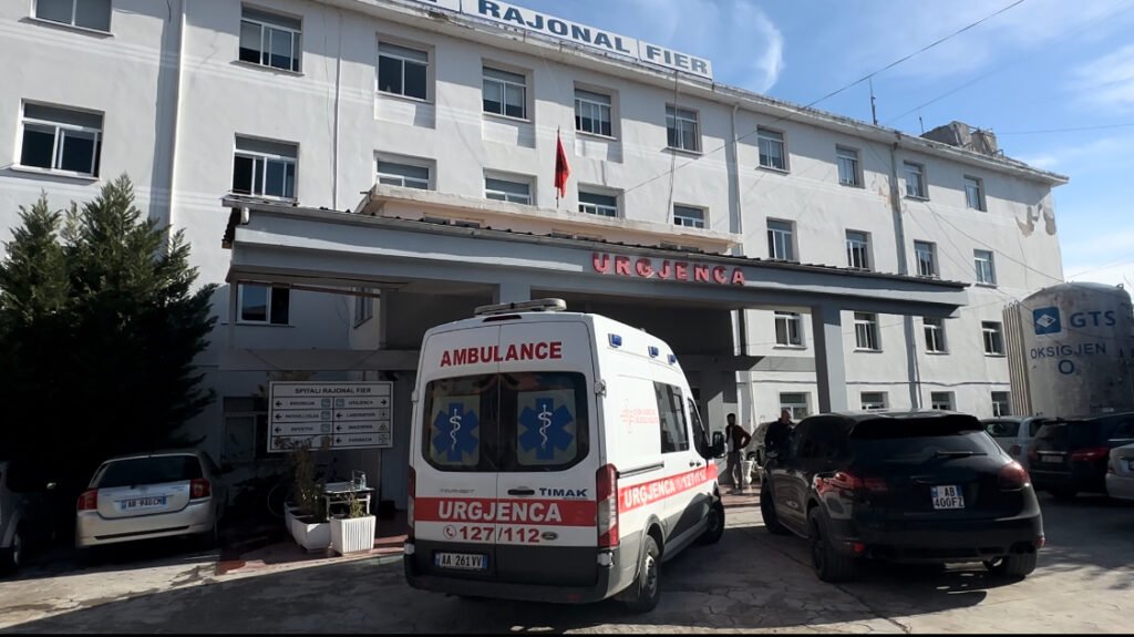 Fier 52 vjeçari bie nga ballkoni i katit të pestë dhe përfundon në katin e dytë te komshiu Fier 52 vjeçari bie nga ballkoni i katit të pestë dhe përfundon në katin e dytë te komshiu