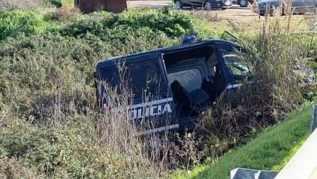 Aksidentohet furgoni i FNSH në Fier, plagosen tre efektivë dhe një i ri 20 vjeç