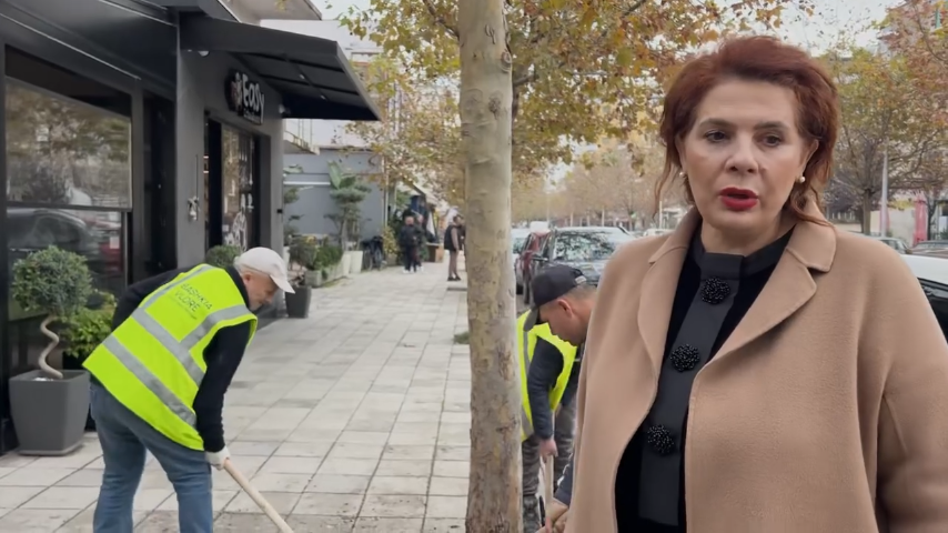 Po i jep drejtim Vlorës, kryebashkiakja e re asnjë çast pushim, me fadroma e punëtorë, qyteti bregdetar shkundet nga gjumi Po i jep drejtim Vlorës, kryebashkiakja e re asnjë çast pushim, me fadroma e punëtorë, qyteti bregdetar shkundet nga gjumi