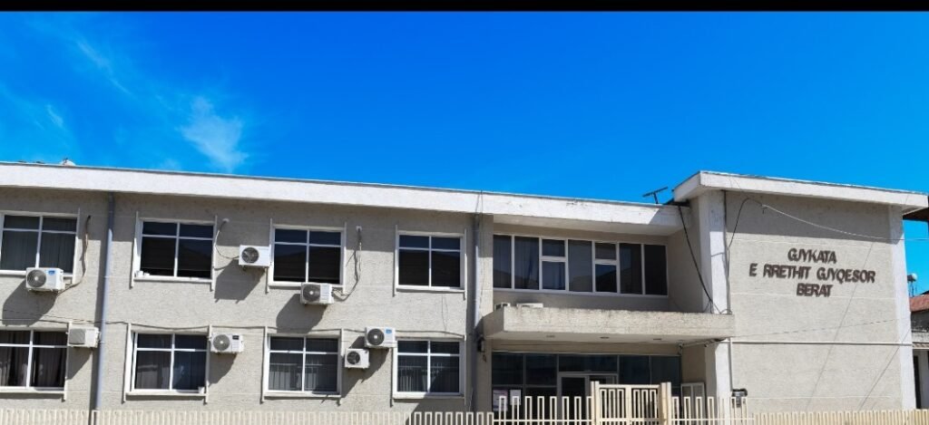 Dënohet ish kreu i SHISH dhe djali i tij gjykata e Beratit i shpall fajtorë për nxjerrje sekreti, armëmbajtje pa leje dhe lojëra fati