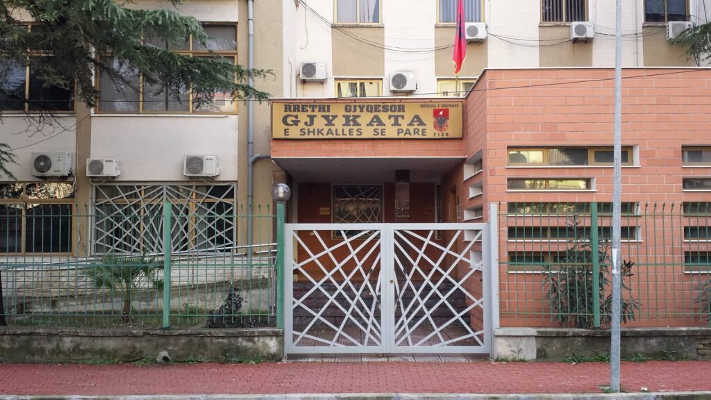 Prokuroria e Fierit dërgon në gjyq dy drejtoresha të Bashkisë dhe drejtorin e DVKT për shkelje në fiskalizimin e parkimeve